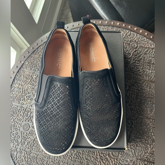 VIONIC KIMMIE PERFORATED SLIP ON SNEAKERS IN BLACK 8.5 - Picture 6 of 9